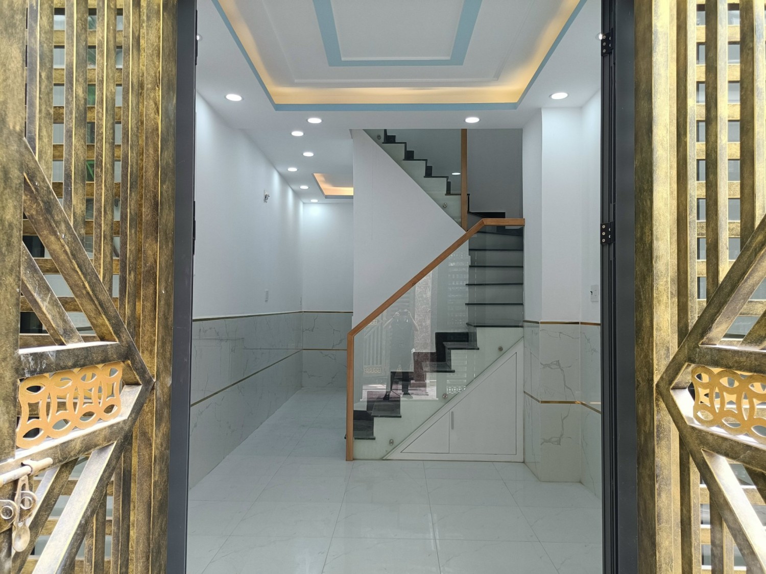 Nhà mới 1 trệt 2 lầu, sân thượng ngay lê trọng tấn cực đẹp