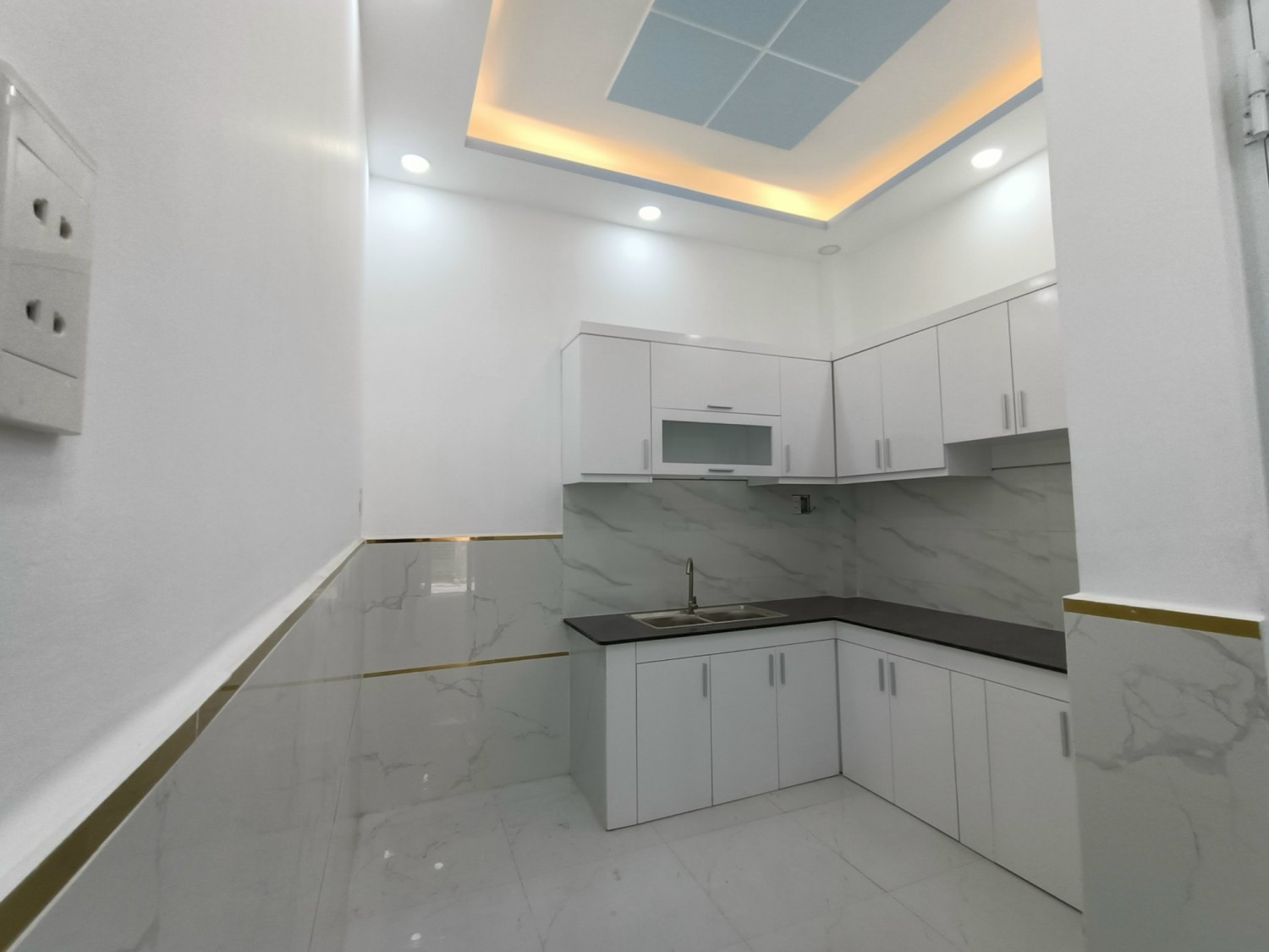 Nhà mới 1 trệt 2 lầu, sân thượng ngay lê trọng tấn cực đẹp